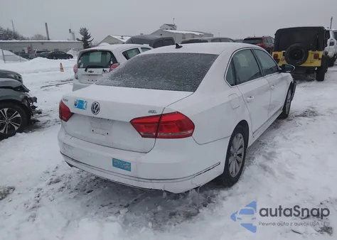 2012 Volkswagen Passat 2.5L Sel z USA, uszkodzony, nr VIN 1VWCP7A37CC022121